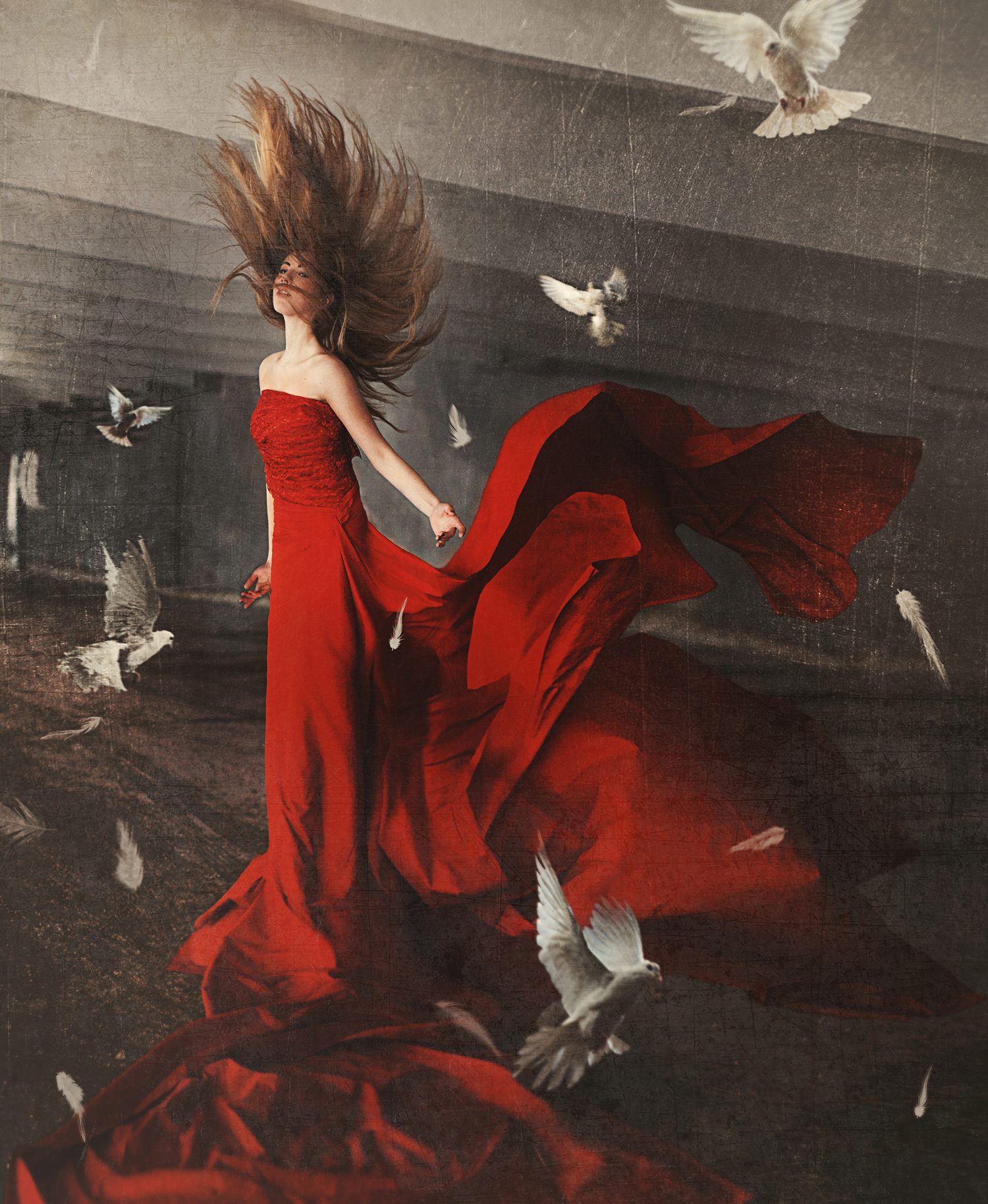 Красное платье развевается на ветру