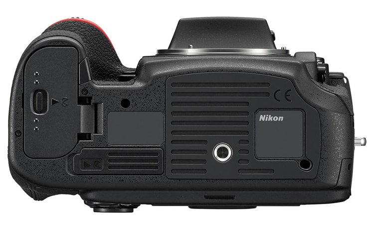 Nikon D810 - Bottom